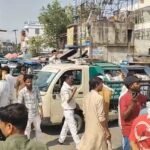 जालौन में सफाईकर्मी से मारपीट पर भड़के कर्मचारी; उरई कोतवाली के बाहर कूड़ा गाड़ियाँ खड़ी कर लगाया चक्काजाम, मुकदमा दर्ज होने के बाद शांत हुआ मामला जालौन के उरई कोतवाली के बाहर अपनी कूड़ा गाड़ियों के साथ प्रदर्शन करते आक्रोशित नगर पालिका के सफाई कर्मचारी।