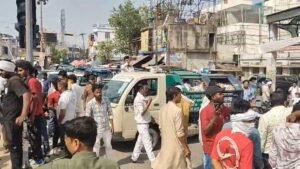 जालौन के उरई कोतवाली के बाहर अपनी कूड़ा गाड़ियों के साथ प्रदर्शन करते आक्रोशित नगर पालिका के सफाई कर्मचारी।