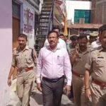 लखनऊ अग्निकांड के बाद एक्शन में सरकार: जालौन में जिला प्रशासन का बड़ा हंटर, एक दर्जन से अधिक कोचिंग सेंटर सील उत्तर प्रदेश के जालौन में जिला प्रशासन और अग्निशमन विभाग की संयुक्त टीम द्वारा सुरक्षा मानकों की अनदेखी करने वाले एक कोचिंग संस्थान को सील किए जाने की कार्रवाई का दृश्य।