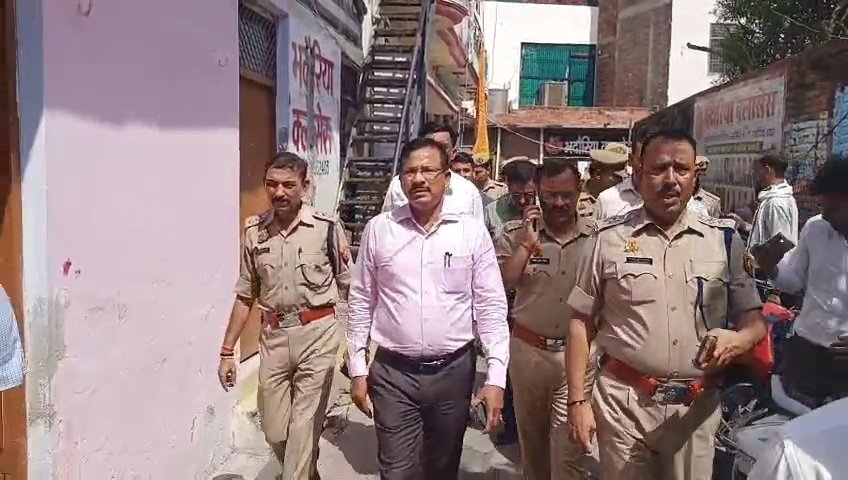 लखनऊ अग्निकांड के बाद एक्शन में सरकार: जालौन में जिला प्रशासन का बड़ा हंटर, एक दर्जन से अधिक कोचिंग सेंटर सील news image उत्तर प्रदेश के जालौन में जिला प्रशासन और अग्निशमन विभाग की संयुक्त टीम द्वारा सुरक्षा मानकों की अनदेखी करने वाले एक कोचिंग संस्थान को सील किए जाने की कार्रवाई का दृश्य।