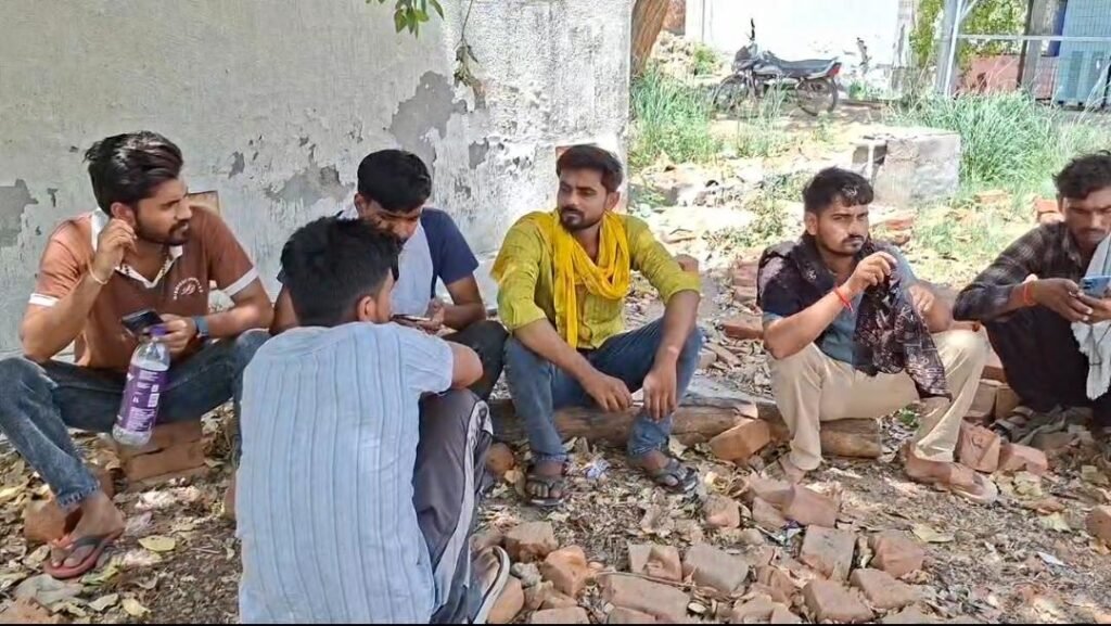 जालौन में तेज रफ्तार का कहर: ट्रैक्टर की जोरदार टक्कर से बाइक सवार 18 वर्षीय युवक की दर्दनाक मौत, परिवार में कोहराम news image जालौन में सड़क हादसे के बाद क्षतिग्रस्त बाइक और घटना स्थल पर जुटी पुलिस व स्थानीय लोगों की भीड़।