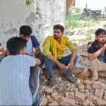 जालौन में तेज रफ्तार का कहर: ट्रैक्टर की जोरदार टक्कर से बाइक सवार 18 वर्षीय युवक की दर्दनाक मौत, परिवार में कोहराम जालौन में सड़क हादसे के बाद क्षतिग्रस्त बाइक और घटना स्थल पर जुटी पुलिस व स्थानीय लोगों की भीड़।