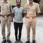 जालौन पुलिस की क्राइम ब्रांच टीम और कोंच कोतवाली पुलिस की गिरफ्त में खड़ा पेट्रोल पंप डीलरशिप के नाम पर 39 लाख रुपये की ठगी करने वाला मुख्य आरोपी शिवकुमार रविदास।