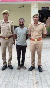 जालौन पुलिस की क्राइम ब्रांच टीम और कोंच कोतवाली पुलिस की गिरफ्त में खड़ा पेट्रोल पंप डीलरशिप के नाम पर 39 लाख रुपये की ठगी करने वाला मुख्य आरोपी शिवकुमार रविदास।