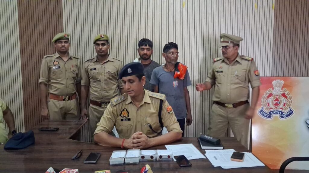 जालौन में आटा पुलिस और स्वाट टीम का बड़ा धमाका: 24 घंटे के भीतर 21 लाख के सोने व नकदी के साथ दो शातिर चोर गिरफ्तार news image जालौन के आटा थाने में आयोजित प्रेस कॉन्फ्रेंस के दौरान सीओ कालपी राजेश कमल और पुलिस टीम के साथ गिरफ्तार किए गए दो चोर और टेबल पर बरामद 21 लाख रुपये मूल्य के सोने के टुकड़े (थपिया) व 97 हजार रुपये नकद।