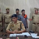 जालौन में आटा पुलिस और स्वाट टीम का बड़ा धमाका: 24 घंटे के भीतर 21 लाख के सोने व नकदी के साथ दो शातिर चोर गिरफ्तार जालौन के आटा थाने में आयोजित प्रेस कॉन्फ्रेंस के दौरान सीओ कालपी राजेश कमल और पुलिस टीम के साथ गिरफ्तार किए गए दो चोर और टेबल पर बरामद 21 लाख रुपये मूल्य के सोने के टुकड़े (थपिया) व 97 हजार रुपये नकद।