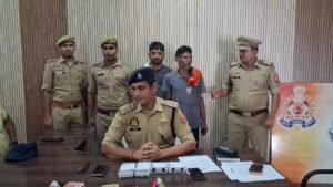जालौन के आटा थाने में आयोजित प्रेस कॉन्फ्रेंस के दौरान सीओ कालपी राजेश कमल और पुलिस टीम के साथ गिरफ्तार किए गए दो चोर और टेबल पर बरामद 21 लाख रुपये मूल्य के सोने के टुकड़े (थपिया) व 97 हजार रुपये नकद।
