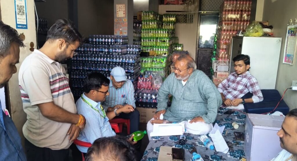 जालौन के कोंच में बड़ा भंडाफोड़: माउंटेन ड्यू के नाम पर बेची जा रही थी नकली कोल्ड ड्रिंक, 1200 पेटियां बरामद, सप्लायर पर FIR दर्ज news image जालौन के कोंच में अग्रवाल एजेंसी के गोदाम के बाहर खड़ा ट्रक (यूपी-82-टी-5354), जिससे पुलिस और माउंटेन ड्यू कंपनी के अधिकारियों की मौजूदगी में नकली कोल्ड ड्रिंक की पेटियां बरामद की जा रही हैं।