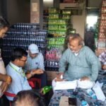 जालौन के कोंच में बड़ा भंडाफोड़: माउंटेन ड्यू के नाम पर बेची जा रही थी नकली कोल्ड ड्रिंक, 1200 पेटियां बरामद, सप्लायर पर FIR दर्ज जालौन के कोंच में अग्रवाल एजेंसी के गोदाम के बाहर खड़ा ट्रक (यूपी-82-टी-5354), जिससे पुलिस और माउंटेन ड्यू कंपनी के अधिकारियों की मौजूदगी में नकली कोल्ड ड्रिंक की पेटियां बरामद की जा रही हैं।