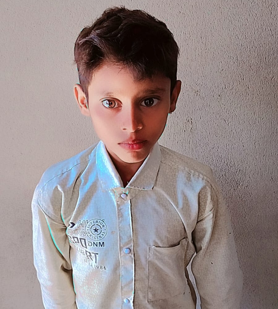 जालौन में दर्दनाक हादसा: भाई की डांट से नाराज होकर दौड़ रहे 13 वर्षीय मासूम की खुले कुएं में गिरने से मौत, परिजनों ने बिना पुलिस को सूचना दिए किया अंतिम संस्कार news image जालौन के कदौरा क्षेत्र में स्थित एक पुराना और खुला हुआ कुआँ, जहाँ ग्रामीणों की भीड़ और शोक संतप्त परिजन एकत्रित हैं।