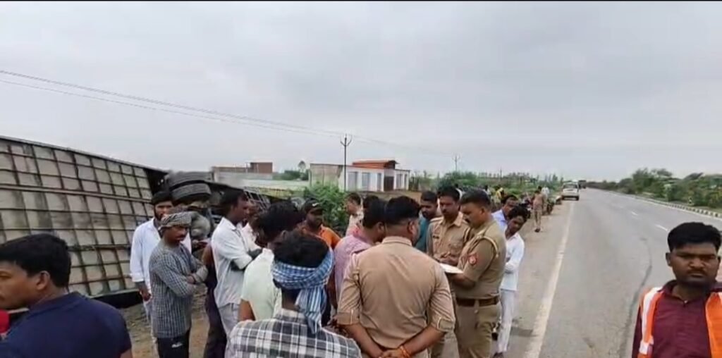 जालौन: NH-27 पर गोरखपुर-ग्वालियर यात्री बस पलटी, ब्रेक जाम होने से हादसा; 2 घायल, 40 यात्री सुरक्षित news image जालौन: NH-27 पर गोरखपुर-ग्वालियर यात्री बस पलटी, ब्रेक जाम होने से हादसा; 2 घायल, 40 यात्री सुरक्षित news image
