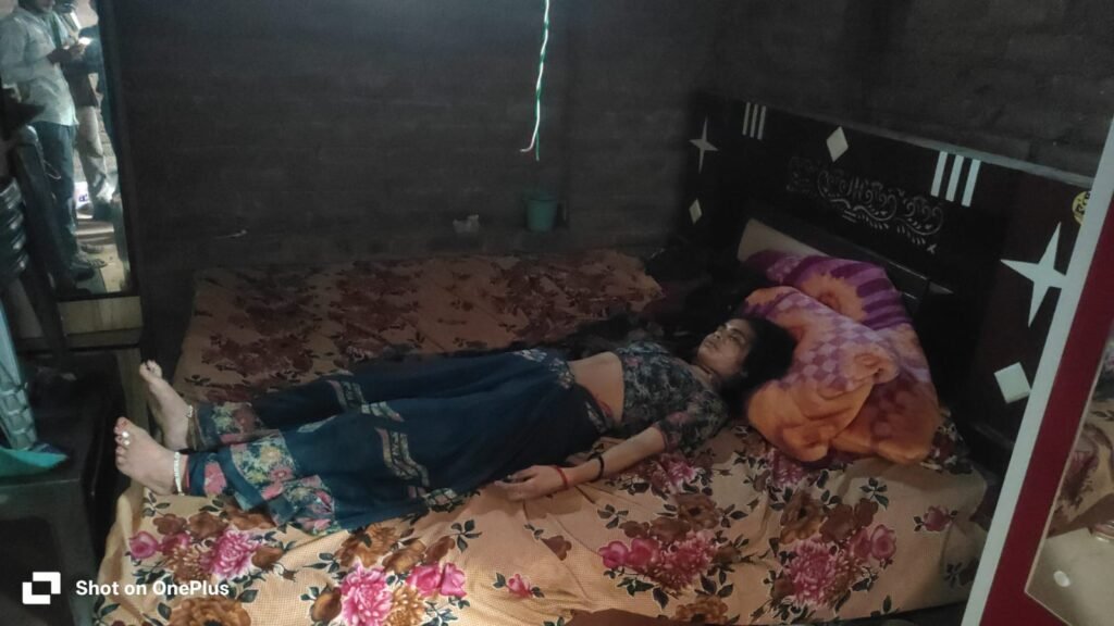 जालौन में सनसनी: शादी के महज दो महीने बाद संदिग्ध परिस्थितियों में फंदे से लटका मिला विवाहिता का शव, मायके पक्ष ने लगाया हत्या का गंभीर आरोप news image जालौन के गोहन थाना क्षेत्र में विवाहिता की संदिग्ध मौत के बाद जांच करती पुलिस और फोरेंसिक टीम, रोते-बिलखते परिजन और गांव की भारी भीड़।