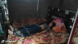 जालौन के गोहन थाना क्षेत्र में विवाहिता की संदिग्ध मौत के बाद जांच करती पुलिस और फोरेंसिक टीम, रोते-बिलखते परिजन और गांव की भारी भीड़।