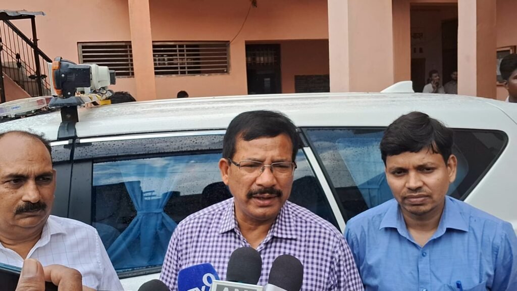कोंच नगरपालिका में DM का औचक निरीक्षण: लापरवाही और कम आय पर जताई कड़ी नाराजगी, सीवर व सफाई व्यवस्था सुधारने के सख्त निर्देश news image जालौन के जिलाधिकारी राजेश कुमार पांडेय कोंच नगरपालिका कार्यालय का औचक निरीक्षण करते हुए, जहाँ वे अधिशासी अधिकारी (EO), पालिकाध्यक्ष और कर्मचारियों के साथ समीक्षा बैठक कर रहे हैं और स्टॉक रजिस्टर की जांच कर रहे हैं।