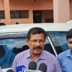 कोंच नगरपालिका में DM का औचक निरीक्षण: लापरवाही और कम आय पर जताई कड़ी नाराजगी, सीवर व सफाई व्यवस्था सुधारने के सख्त निर्देश जालौन के जिलाधिकारी राजेश कुमार पांडेय कोंच नगरपालिका कार्यालय का औचक निरीक्षण करते हुए, जहाँ वे अधिशासी अधिकारी (EO), पालिकाध्यक्ष और कर्मचारियों के साथ समीक्षा बैठक कर रहे हैं और स्टॉक रजिस्टर की जांच कर रहे हैं।