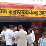 जालौन में बड़ा हादसा: बिना फिटनेस दौड़ रही जयपुरिया स्कूल की बस खाई में पलटी, 19 मासूम बच्चे घायल, मची चीख-पुकार जालौन के सात मील के पास खाई में पलटी सेठ एमआर जयपुरिया स्कूल की बस और मौके पर जमा स्थानीय लोग व राहत कार्य।