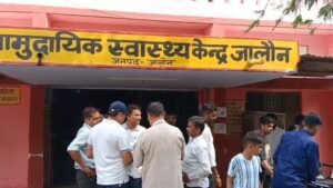 जालौन के सात मील के पास खाई में पलटी सेठ एमआर जयपुरिया स्कूल की बस और मौके पर जमा स्थानीय लोग व राहत कार्य।