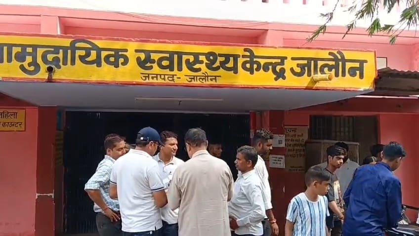 जालौन के सात मील के पास खाई में पलटी सेठ एमआर जयपुरिया स्कूल की बस और मौके पर जमा स्थानीय लोग व राहत कार्य।