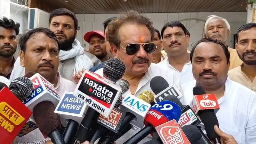जालौन में जनसेवा रसोई के चार वर्ष पूर्ण: केंद्रीय मंत्री प्रो. एस.पी. बघेल ने किया चार महान विभूतियों की प्रतिमाओं का भव्य अनावरण; गरीबों की सेवा को बताया सर्वोपरि धर्म news image जालौन के उरई में जनसेवा रसोई के 4 वर्ष पूरे होने पर आयोजित भव्य समारोह में मंच पर उपस्थित केंद्रीय मंत्री प्रो. एस.पी. बघेल, दीप प्रज्वलन करते हुए और महापुरुषों की प्रतिमाओं का अनावरण करते हुए गणमान्य नागरिक।