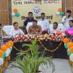 जालौन में 'एक पेड़ मां के नाम' अभियान बनेगा जनआंदोलन, प्रभारी मंत्री संजय गंगवार ने दी हरी झंडी; एक करोड़ से अधिक पौधरोपण का दावा उत्तर प्रदेश के गन्ना विकास मंत्री संजय गंगवार जालौन में 'एक पेड़ मां के नाम' अभियान के तहत जन-जागरूकता के लिए प्रचार-प्रसार वाहनों को हरी झंडी दिखाकर रवाना करते हुए।