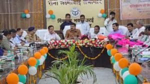 उत्तर प्रदेश के गन्ना विकास मंत्री संजय गंगवार जालौन में 'एक पेड़ मां के नाम' अभियान के तहत जन-जागरूकता के लिए प्रचार-प्रसार वाहनों को हरी झंडी दिखाकर रवाना करते हुए।