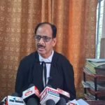 जालौन कोर्ट का बड़ा फैसला: ससुराल जाने से मना करने पर पत्नी का गला रेतने वाले हत्यारे पति को उम्रकैद जालौन जिला न्यायालय परिसर के बाहर खड़े सुरक्षाकर्मी और अधिवक्ता, जहाँ पत्नी की हत्या के दोषी पति को उम्रकैद की सजा सुनाई गई।