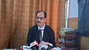 जालौन जिला न्यायालय परिसर के बाहर खड़े सुरक्षाकर्मी और अधिवक्ता, जहाँ पत्नी की हत्या के दोषी पति को उम्रकैद की सजा सुनाई गई।