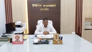 जालौन में महावृक्षारोपण अभियान की तैयारियों की समीक्षा करते डीएफओ प्रदीप कुमार और जिला प्रशासन के अधिकारी।