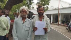जालौन के ददरी गांव में दबंगों द्वारा ट्रैक्टर की मदद से एक 50 साल पुराने पक्के मकान को बेरहमी से गिराते हुए दिखाने वाला दृश्य।