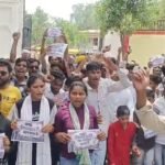 जालौन चौराहे से कलेक्ट्रेट तक युवाओं और ग्रामीणों ने निकाला विशाल जुलूस, थप्पड़ कांड के बाद हुए तबादले पर जताया भारी रोष आईएएस रिंकू सिंह राही के समर्थन में जालौन में उमड़ा जनसैलाब, दोबारा एसडीएम बनाने की मांग को लेकर कलेक्ट्रेट पर विशाल प्रदर्शन