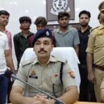 जालौन में सनसनीखेज लूटकांड का पर्दाफाश: स्वाट टीम और एट पुलिस ने 3 बदमाशों को दबोचा, बलेनो कार और अवैध असलहा बरामद जालौन के एट थाना प्रभारी और स्वाट सर्विलांस टीम के साथ खड़े पकड़े गए तीन आरोपी, जिनके सामने बरामद लूटी गई बाइक, नकदी, अवैध तमंचा और घटना में प्रयुक्त सफेद बलेनो कार प्रदर्शित की गई है।