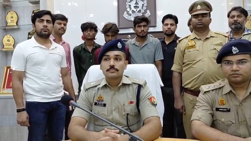 जालौन में सनसनीखेज लूटकांड का पर्दाफाश: स्वाट टीम और एट पुलिस ने 3 बदमाशों को दबोचा, बलेनो कार और अवैध असलहा बरामद news image जालौन के एट थाना प्रभारी और स्वाट सर्विलांस टीम के साथ खड़े पकड़े गए तीन आरोपी, जिनके सामने बरामद लूटी गई बाइक, नकदी, अवैध तमंचा और घटना में प्रयुक्त सफेद बलेनो कार प्रदर्शित की गई है।