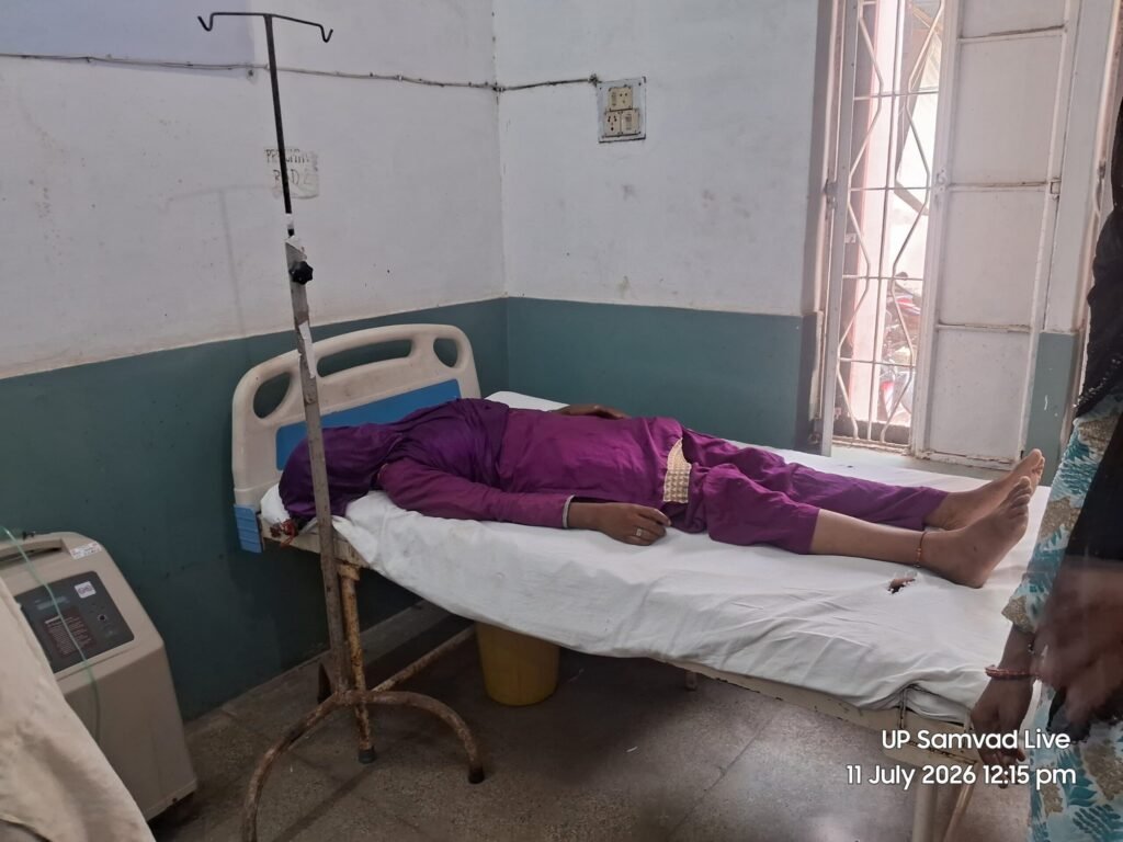 कोंच कोतवाली क्षेत्र के मथुरा प्रसाद महाविद्यालय के पास हुआ भीषण हादसा news image जालौन में रफ्तार का कहर: बेकाबू कार ने पैदल जा रहे मजदूरों को रौंदा, मां-बेटा गंभीर रूप से घायल; चालक फरार