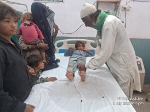 जालौन में रफ्तार का कहर: बेकाबू कार ने पैदल जा रहे मजदूरों को रौंदा, मां-बेटा गंभीर रूप से घायल; चालक फरार