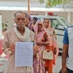 जालौन: प्रधानमंत्री आवास योजना की सूची में 'खेल', पक्के मकान मालिकों के नाम शामिल; ग्रामीणों ने डीएम से लगाई न्याय की गुहार जालौन के कलेक्ट्रेट कार्यालय में अपनी मांगों को लेकर ज्ञापन सौंपते हुए ग्राम गायर के ग्रामीण और पीड़ित परिवार।