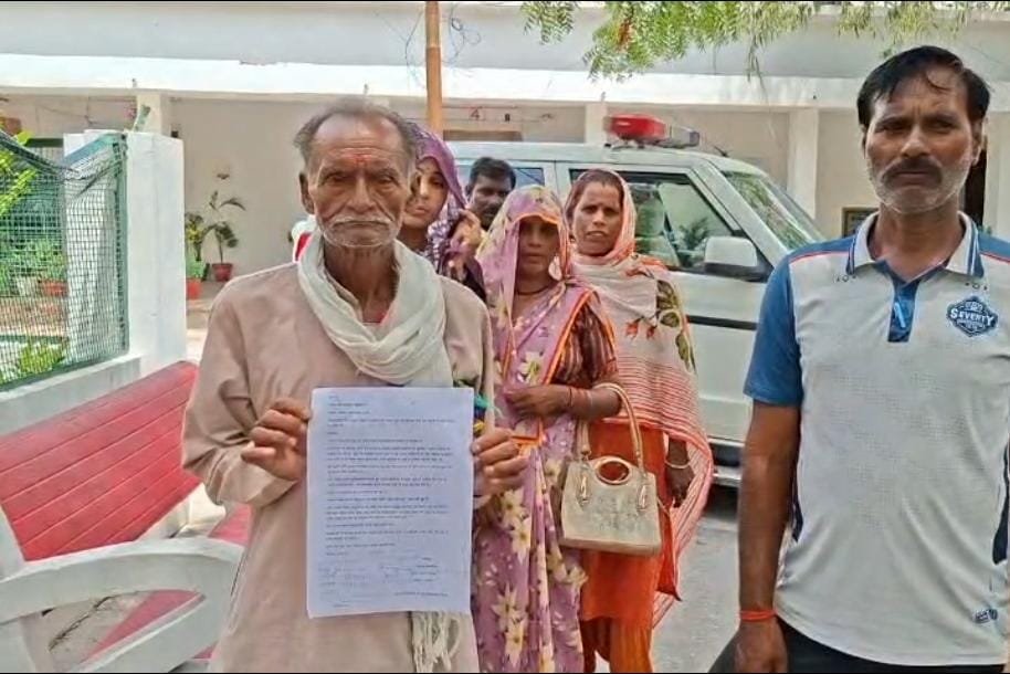 जालौन: प्रधानमंत्री आवास योजना की सूची में 'खेल', पक्के मकान मालिकों के नाम शामिल; ग्रामीणों ने डीएम से लगाई न्याय की गुहार news image जालौन के कलेक्ट्रेट कार्यालय में अपनी मांगों को लेकर ज्ञापन सौंपते हुए ग्राम गायर के ग्रामीण और पीड़ित परिवार।