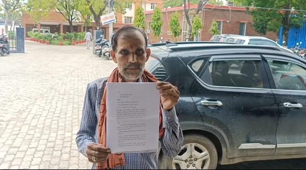 जालौन: पुलिस की कार्यप्रणाली पर उठे गंभीर सवाल, घर में घुसकर तोड़फोड़ और दबाव में समझौता कराने का आरोप news image जालौन के रामपुरा थाना क्षेत्र में पुलिस पर घर में घुसकर तोड़फोड़ और दबाव में समझौता कराने का आरोप लगाते हुए पीड़ित परिवार द्वारा एसपी कार्यालय के बाहर विरोध प्रदर्शन का दृश्य।
