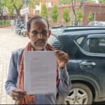 जालौन: पुलिस की कार्यप्रणाली पर उठे गंभीर सवाल, घर में घुसकर तोड़फोड़ और दबाव में समझौता कराने का आरोप जालौन के रामपुरा थाना क्षेत्र में पुलिस पर घर में घुसकर तोड़फोड़ और दबाव में समझौता कराने का आरोप लगाते हुए पीड़ित परिवार द्वारा एसपी कार्यालय के बाहर विरोध प्रदर्शन का दृश्य।