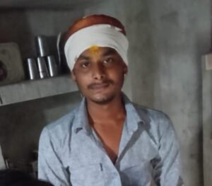 जालौन में सड़क हादसे के बाद घटनास्थल पर जुटी भीड़ और दुख में डूबे परिजन।