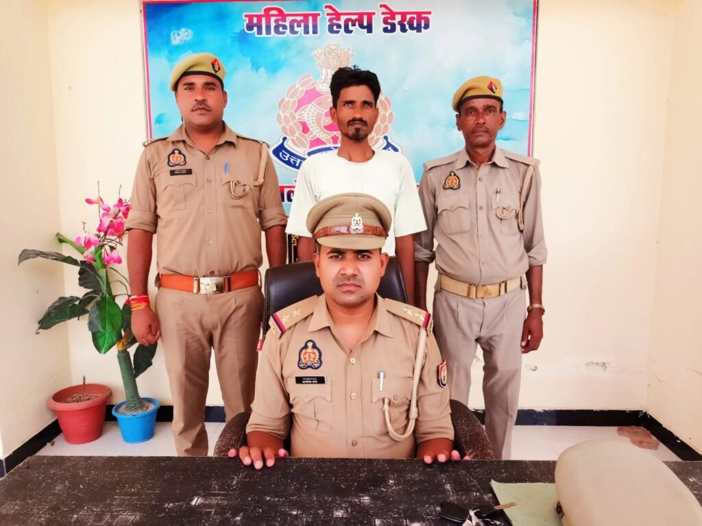 जालौन: दुष्कर्म और पॉक्सो एक्ट का 15 हजार का इनामी आरोपी गिरफ्तार, पुलिस ने बुंदेलखंड एक्सप्रेसवे के पास से दबोचा news image जालौन कोतवाली पुलिस द्वारा बुंदेलखंड एक्सप्रेसवे के पास से गिरफ्तार किए गए 15 हजार के इनामी दुष्कर्म आरोपी की पुलिस हिरासत में तस्वीर।