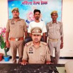 जालौन: दुष्कर्म और पॉक्सो एक्ट का 15 हजार का इनामी आरोपी गिरफ्तार, पुलिस ने बुंदेलखंड एक्सप्रेसवे के पास से दबोचा जालौन कोतवाली पुलिस द्वारा बुंदेलखंड एक्सप्रेसवे के पास से गिरफ्तार किए गए 15 हजार के इनामी दुष्कर्म आरोपी की पुलिस हिरासत में तस्वीर।