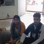 जालौन: मंदिर की घंटियों के बीच गूंजी प्रेम की शहनाई, प्रेमी जोड़े ने रचाई अनोखी शादी, वीडियो वायरल जालौन के संतोषी माता मंदिर में वैदिक रीति-रिवाजों के साथ विवाह बंधन में बंधते प्रेमी युगल सीपू और अनामिका।