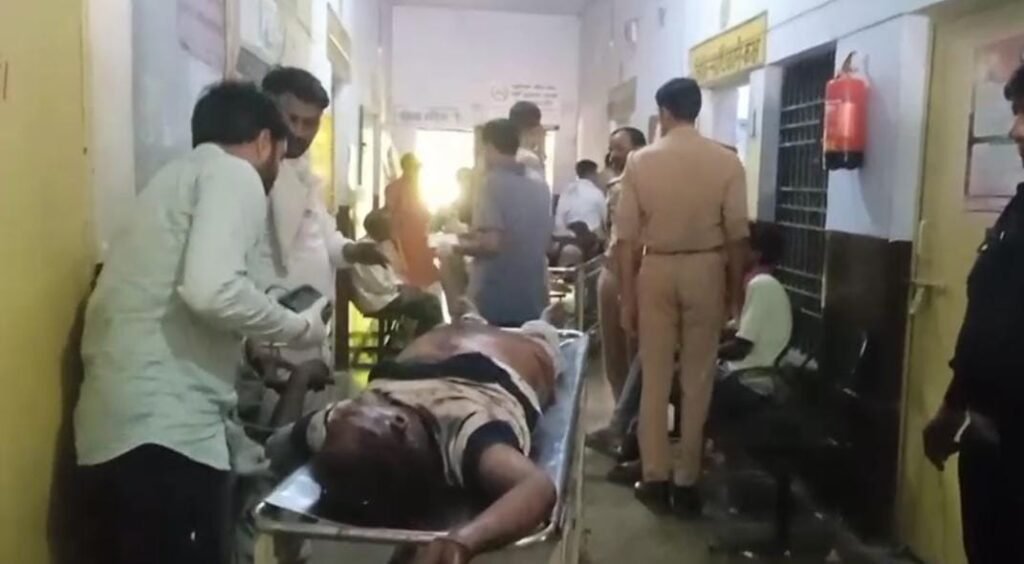जालौन-औरैया हाईवे पर मौत का तांडव: तेज रफ्तार ब्रेजा ने बाइक को रौंदा, दो युवकों की दर्दनाक मौत news image जालौन-औरैया स्टेट हाईवे पर मदारीपुर पेट्रोल पंप के पास भीषण सड़क हादसे के बाद घटनास्थल का दृश्य, जहाँ क्षतिग्रस्त बाइक और दुर्घटनाग्रस्त ब्रेजा कार बिखरी पड़ी है।