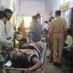 जालौन-औरैया स्टेट हाईवे पर मदारीपुर पेट्रोल पंप के पास भीषण सड़क हादसे के बाद घटनास्थल का दृश्य, जहाँ क्षतिग्रस्त बाइक और दुर्घटनाग्रस्त ब्रेजा कार बिखरी पड़ी है।