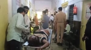 जालौन-औरैया स्टेट हाईवे पर मदारीपुर पेट्रोल पंप के पास भीषण सड़क हादसे के बाद घटनास्थल का दृश्य, जहाँ क्षतिग्रस्त बाइक और दुर्घटनाग्रस्त ब्रेजा कार बिखरी पड़ी है।