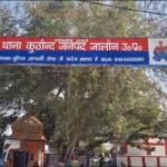जालौन में दर्दनाक हादसा: झांसी-कानपुर रेल मार्ग पर किसान की कटकर मौत, पटरी पर मिला क्षत-विक्षत शव झांसी-कानपुर रेलवे ट्रैक के पास पुलिस द्वारा शव की जांच-पड़ताल और घटनास्थल पर जुटी ग्रामीणों की भीड़ का दृश्य, पृष्ठभूमि में रेल की