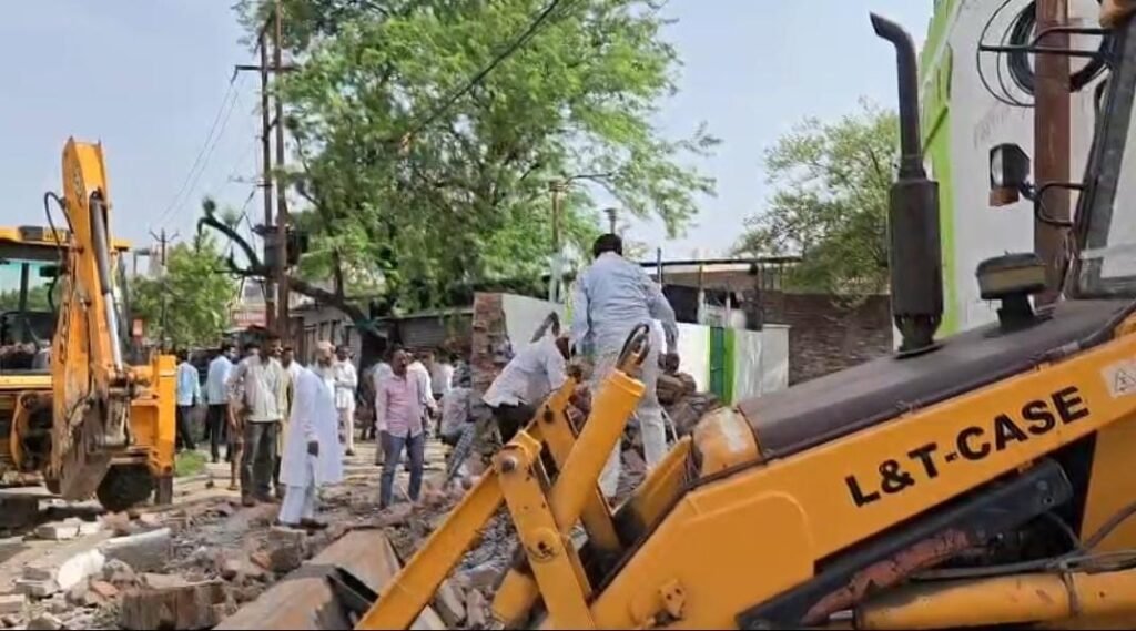 जालौन में प्रशासन का 'सख्त रुख': सड़क चौड़ीकरण की बाधा बने अवैध कब्जों पर चला बुलडोजर news image जालौन में प्रशासन का 'सख्त रुख': सड़क चौड़ीकरण की बाधा बने अवैध कब्जों पर चला बुलडोजर news image