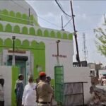 जालौन में प्रशासन का 'सख्त रुख': सड़क चौड़ीकरण की बाधा बने अवैध कब्जों पर चला बुलडोजर जालौन के उरई में जिला परिषद चौराहे से मामू-भांजे की मजार तक प्रशासन द्वारा बुलडोजर की मदद से अवैध अतिक्रमण हटाते हुए अधिकारी और नगर पालिका की टीम।