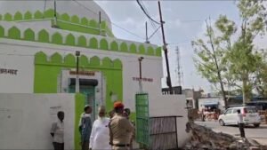 जालौन के उरई में जिला परिषद चौराहे से मामू-भांजे की मजार तक प्रशासन द्वारा बुलडोजर की मदद से अवैध अतिक्रमण हटाते हुए अधिकारी और नगर पालिका की टीम।