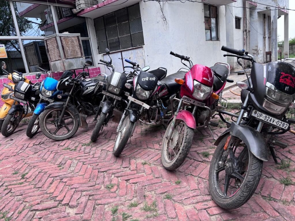 जालौन में पुलिस का बड़ा एक्शन: जुए के अड्डे पर छापेमारी, दर्जनों वाहन और लग्जरी कार जब्त, आरोपी हुए फरार news image जालौन के कोटरा थाना क्षेत्र में पुलिस द्वारा जुए के अड्डे पर की गई छापेमारी के बाद जब्त की गई कई मोटरसाइकिलें और एक अर्टिगा कार पुलिस परिसर में खड़ी हैं।